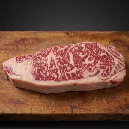Australski wagyu striploin BMS 7+ odrezak na drvenoj dasci