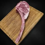 Australski Wagyu Tomahawk sirovi steak na drvenoj dasci