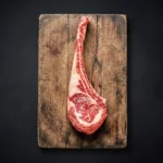 Australski Wagyu Tomahawk sirovi steak na drvenoj dasci