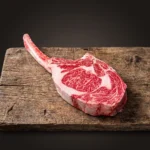 Australski Wagyu Tomahawk sirovi steak na drvenoj dasci
