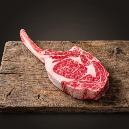 Australski Wagyu Tomahawk sirovi steak na drvenoj dasci