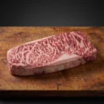 Japanski Wagyu A5 Striploin iz Kagoshime BMS 11–12 na drvenoj dasci