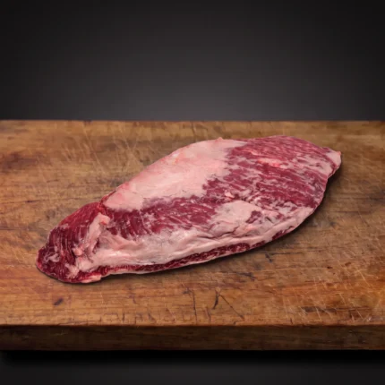 Australski Wagyu Bavette d’Aloyau Flap Meat na drvenoj dasci