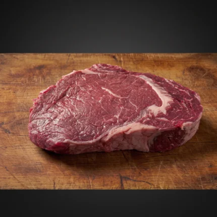 Sirovi kanadski bizon Ribeye steak na drvenoj dasci