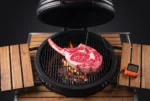 Thermo-Lith Bluetooth termometar i sonda u Wagyu tomahawk steaku na Monolith roštilju