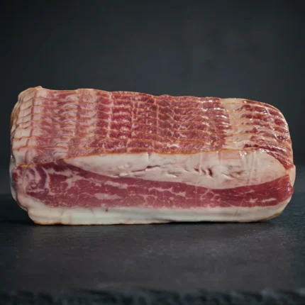 Vergara goveđi bacon narezan na tanke šnite.