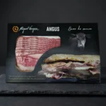 Vergara goveđi bacon narezan na tanke šnite vakumiran u kutiji.